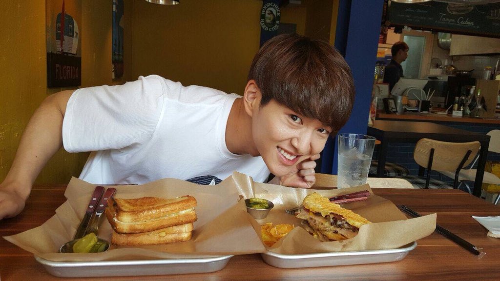 OneTae_5HINee's tweet photo. 진기 시간♡
많이 먹고, 많이 잔다 ☺️
#SHINee #FromNowOn #OnewTime https://t.co/JbkfQh45o3