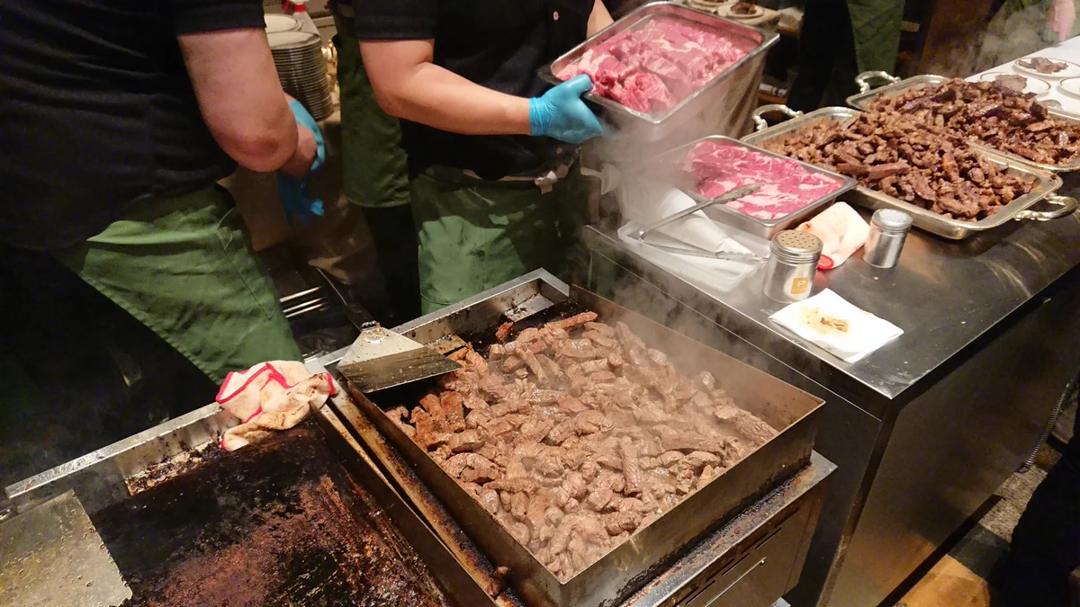 名前に偽りなし！いきなりステーキの懇親会でステーキとハンバーグが振る舞われるｗｗｗ