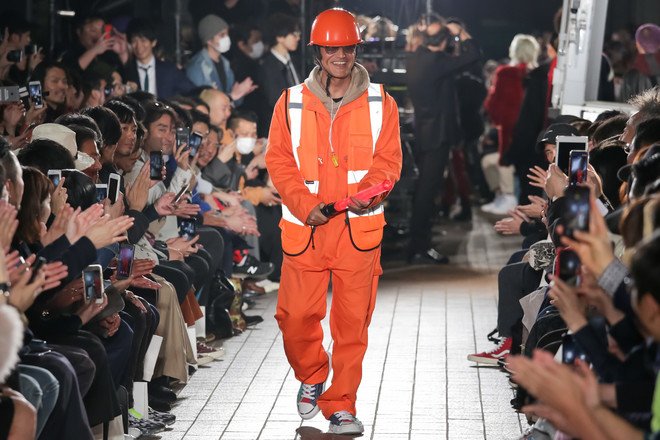 Fashionsnap Com ショーレポート オレンジ色の服に身を包み警備員に扮してモデルたちを先導し始めたのはなんとデザイナー三原康裕本人 三原 自分も見て楽しみたいと思って いっそ出てしまおうと考えた T Co Mtxuullwyn Miharayasuhiro