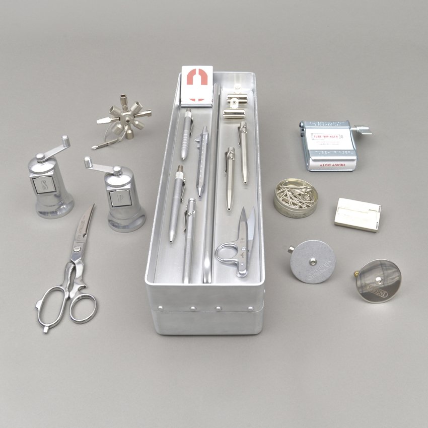 Nützliches für den Schreibtisch, Werkstatt und Küche.  

#Veloglogge #Fahrradklingel #Tubenpresse #Büroklammern #Pfeffermühle #Salzmühle #Vierkantschlüssel #Dreikantschlüssel #Küchenschere