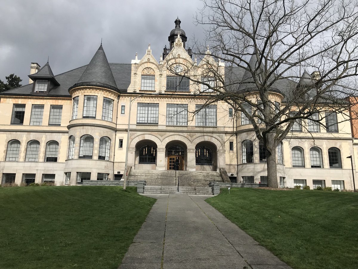Amanda__mae_'s tweet photo. Definitely a possible future husky after seeing this beautiful campus today๐ #seattleday2 https://t.co/5x4j0VmYxQ