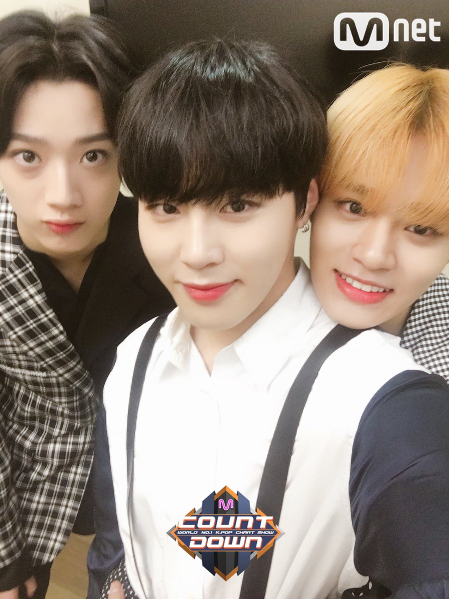 MnetMcountdown's tweet photo. 귀염뽀짝미 폭발 하는 #WannaOne #라이관린 #하성운 #이대휘 군의 셀카~~~멋찐 것도 내 거! 귀여운것도 내 거! 다다 가져가세오~~오늘 저녁 6시 #엠카운트다운 #워너원 컴백무대 워너블 기다리며 열심히 준비하고 있으니까 꼭! 워너블~~본방사수로 함께해주세요! https://t.co/9h1k6QEvOe