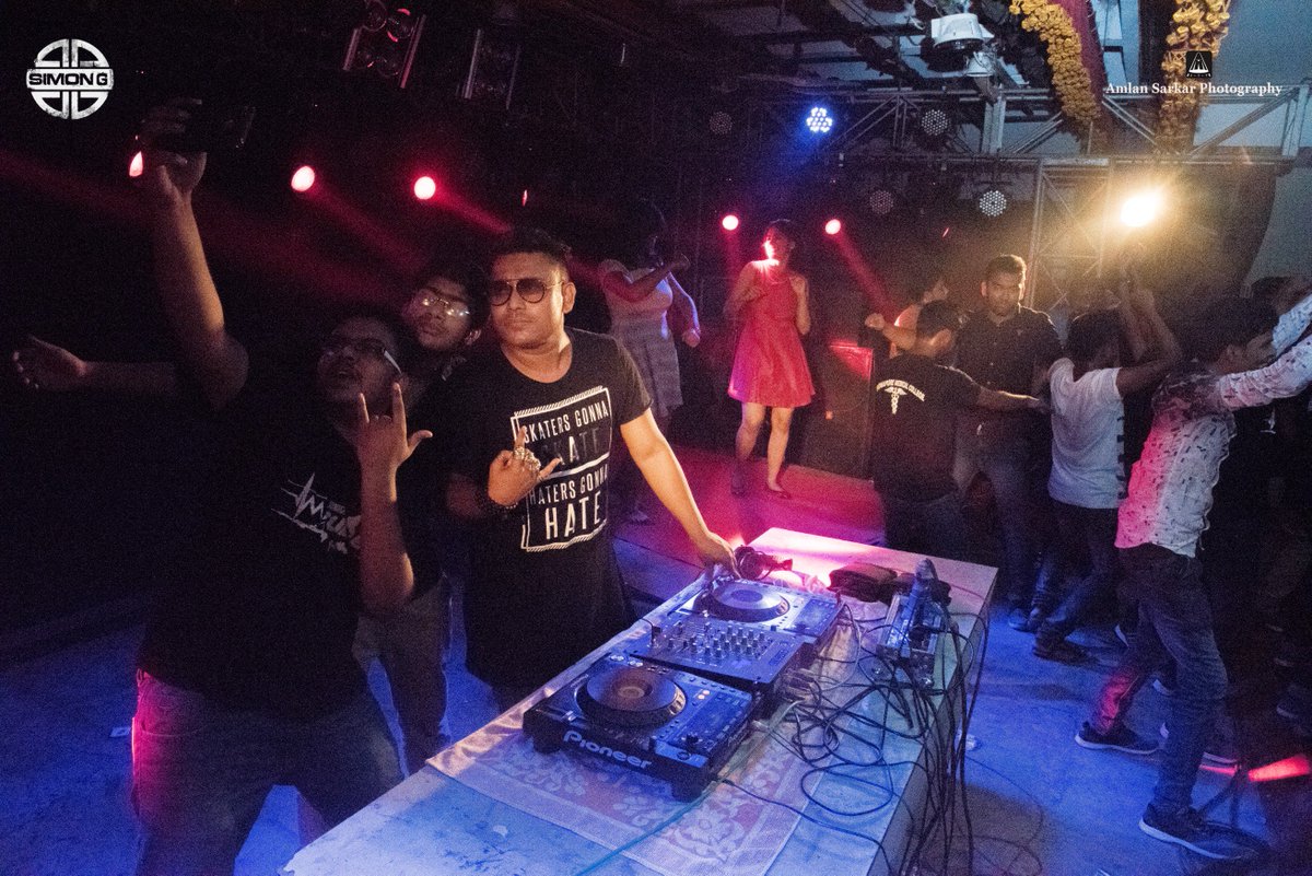djsimong's tweet photo. #Indiadj #stageislife #giglife #concertlife #edm #Indianedm #lovemyjob #edmislife #stagelight #gigtour #loveofmylifeedm #stagelife #stagelighting #dj #djlife #concert #djs #partytime #music #edmlifestyle #edmmusic #edmfamily #edmvibes #edmfestival #instadaily #bestpicoftheday https://t.co/fPyoL4OUn7