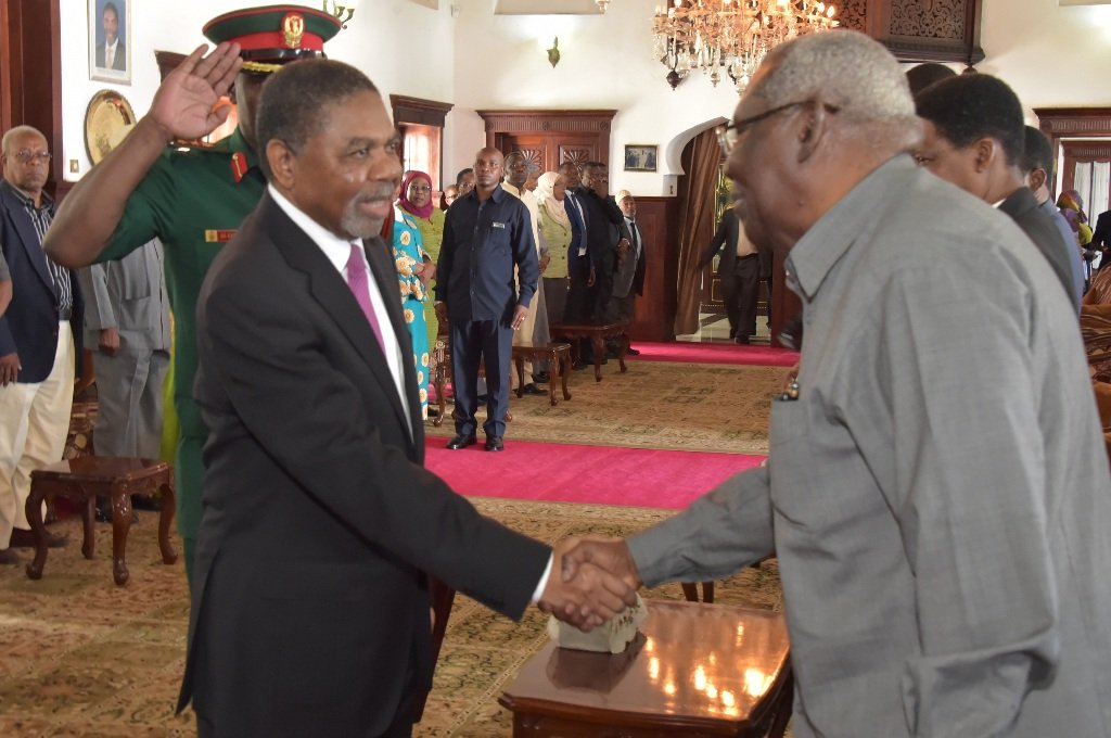 zanzibar_bora's tweet photo. Raisi wa #zanzibar @dr_shein akisalimiana na Makamu wa Raisi Balozi Seif Ally Iddi wakati wa hafla ya kuapisha viongozi jana.
#ZanzibarBora #MIAKA8 https://t.co/QKhw51UvSc