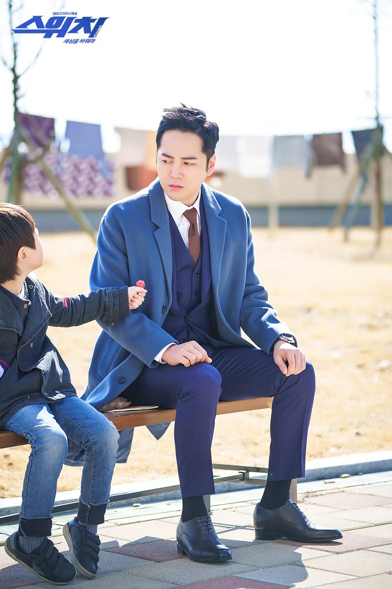 SBSNOW's tweet photo. #스위치 촬영장에서 늘 해맑은 우리 도찬(#장근석)이랑 하라(#한예리) 좀 보세요! 아이에게 사탕도 받는 인기쟁이 도찬😎 ☞ 오늘 밤 10시 본방사수 스위치 ON! https://t.co/XK4fKAWfXL