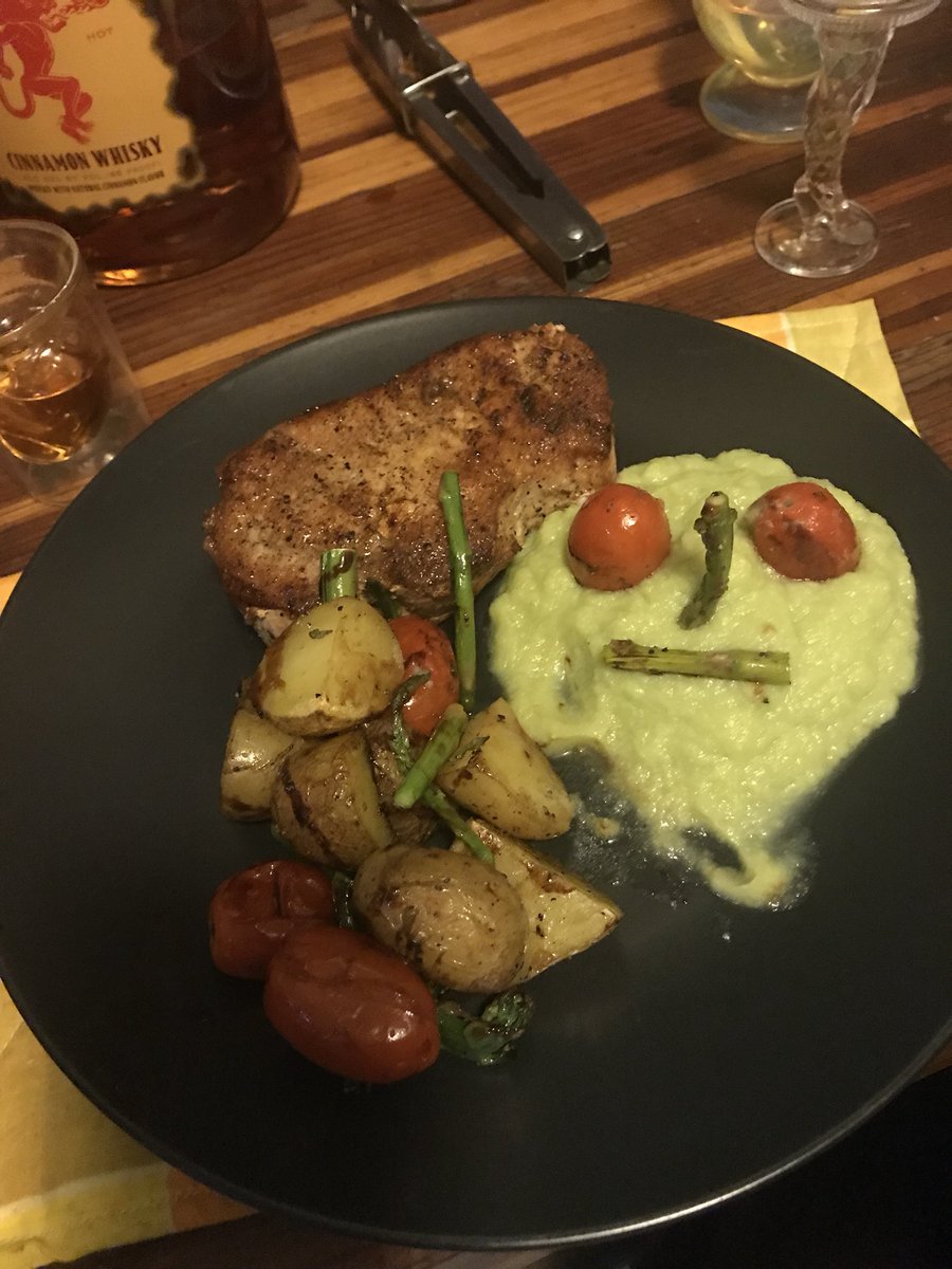 stonerchick77's tweet photo. @theGordanRamsey how’s my plating😂seared pork chops with green cauliflower purée. Roasted potatoes, tomatoes and asparagus https://t.co/AWk5faHnYo