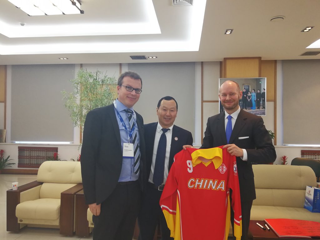 LUMi2022's tweet photo. Harbin Sports University President Zhu provided China Bandy National Team shirt to @SampoTerho, Sports Minister of Finland. National team jerseys by #B4G #Tackla https://t.co/1n32mREl1t
