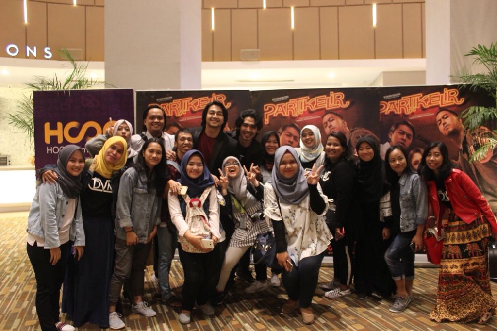 DevaMahenra's tweet photo. Gak nyangka bisa sekangen ini sama kalian. Makasih untuk kehadirannya di Gala Premiere #PartikelirMovie semalam. Silakan dibagikan kesan-kesan menonton filmnya, tapi jangan spoiler ya hehehe..
Love you all @devalova_ 🤗 https://t.co/OA82n58Zsc
