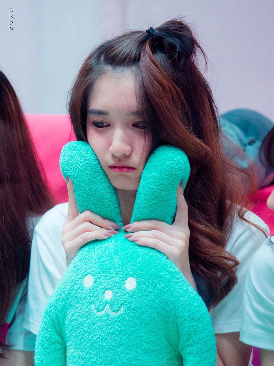 BearholdingCam's tweet photo. ดราม่าเรื่องหวีดรุ่น 2 เต็มไปหมดเบยย
#88Now #BNK48 #BNK482ndGeneration
By : หมีถือกล้อง https://t.co/fLKkmhiVx2