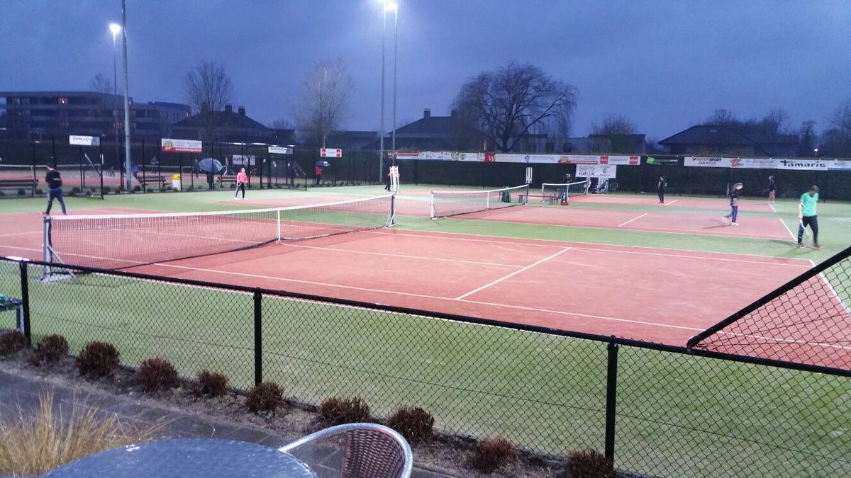 TennisTotaalOpe's tweet photo. Ondanks het zeer slechte weer van gisteren, zijn de partijen gespeeld. Daarnaast is de organisatie in het nieuw gestoken door de sponsor @FlextraProf! #regen #flextraopen #tennis #hoogeveen #4dedag https://t.co/eT5AwUzI7C