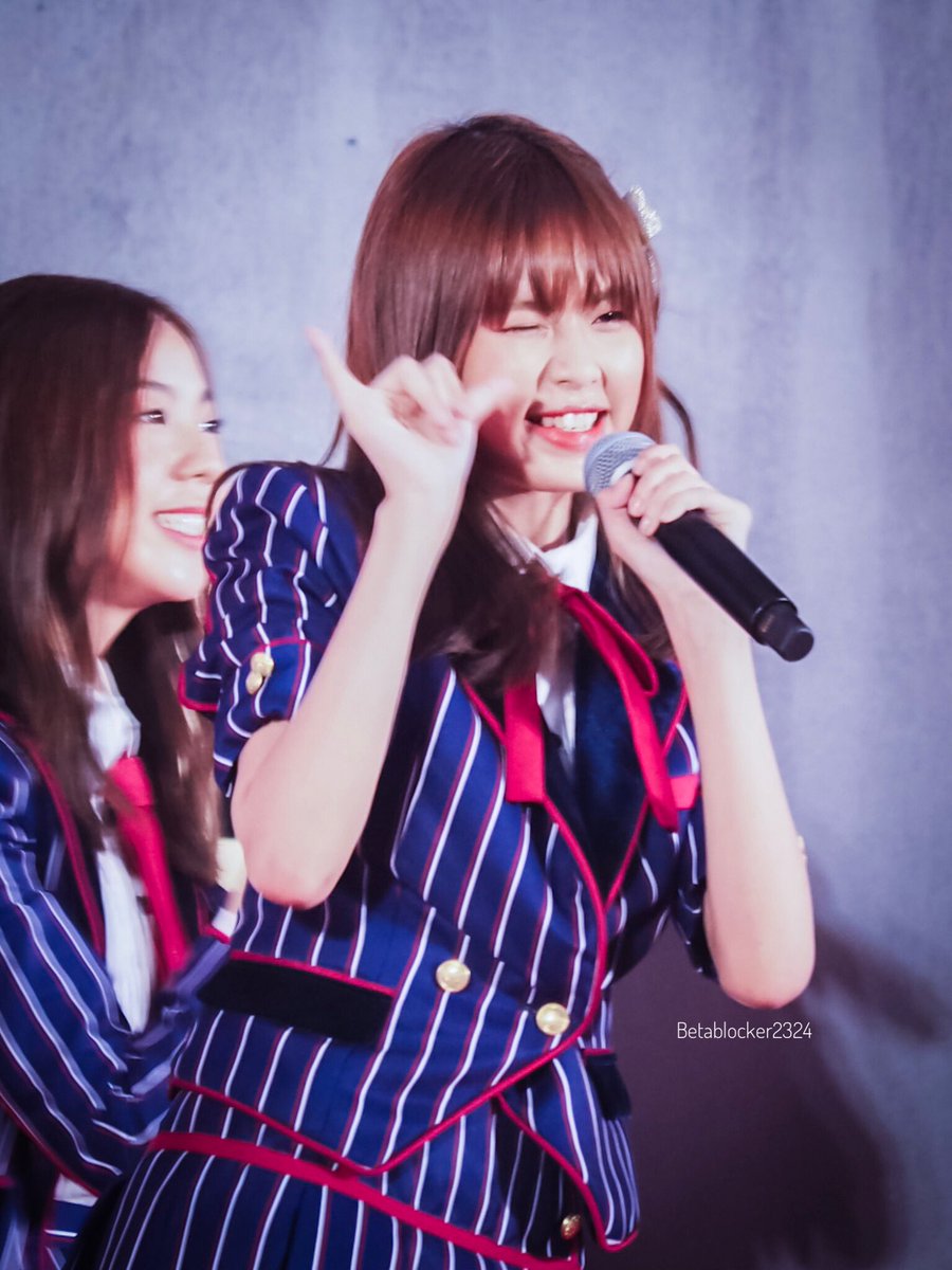 betablocker2324's tweet photo. แพ้อ่ะ แพ้มากๆ ยัยหนูววว
27/3/61 #MthaiToptalk #Toptalk2018 #MobileBNK48 #BNK48 https://t.co/Vb8ZPqGcs2