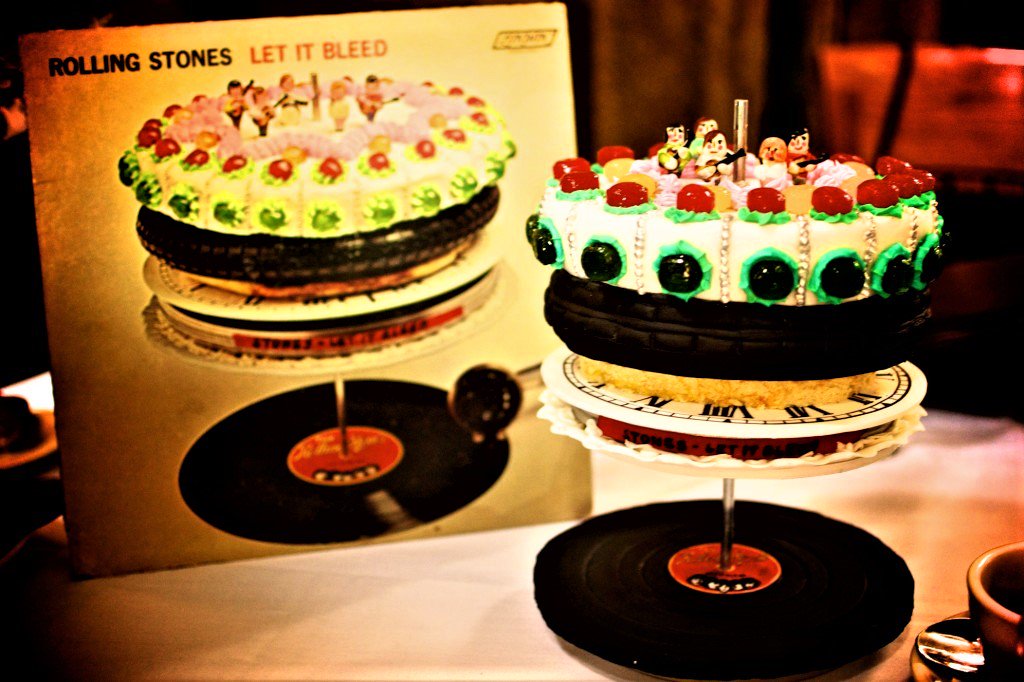 Роллинг стоунз 1969. The rolling stones обложка. Rolling stones let it bleed обложки. Rolling stones let it bleed. The rolling stones let it bleed 1969.