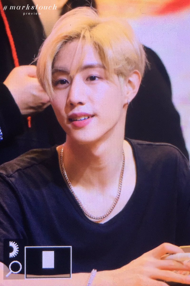 markstouch's tweet photo. 180329 여의도팬싸 오늘도 #마크 청순하고 예뻐서 심장아파😭😭😭💚 #갓세븐 #GOT7 #Mark #Look #너하나만 #EyesOnYou https://t.co/Tsvcj0XSg7
