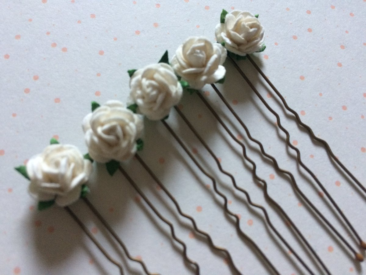 c_craftcorner's tweet photo. Lots if popular colours and sizes are back in stock today of my rose hair pins #rosehairaccessories #etsy #queenof #handmade #HandmadeHour #hairpins #hairgrips #paperroses #hairpins #hairaccessories #occasionhair #pinkroses #ivoryroses #creativebizhour #twittersisters #navyroses https://t.co/ISwQmGJDjt