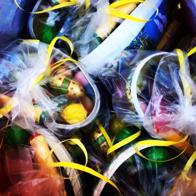 Gateteamet's tweet photo. Påskestemning på utdeling i går :)Annikken fra #erlikkaffe var også innom og fikk påskeegg ❤️ https://t.co/hQ3bNzrXbt