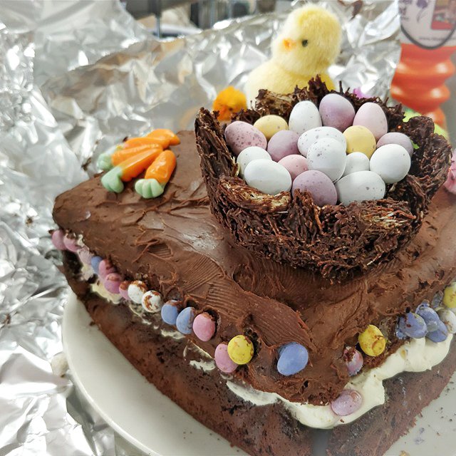 Our office CAN'T WAIT to crack open this egg-squisite Easter treat from Tracy in our accounts department.

The birds nest is made from chocolate covered shredded wheat! How egg-straordinary is that!! 😋👩‍🍳🍫 #eggpuns #eggcake #easter #easterbake #eastercake #minieggstravaganza