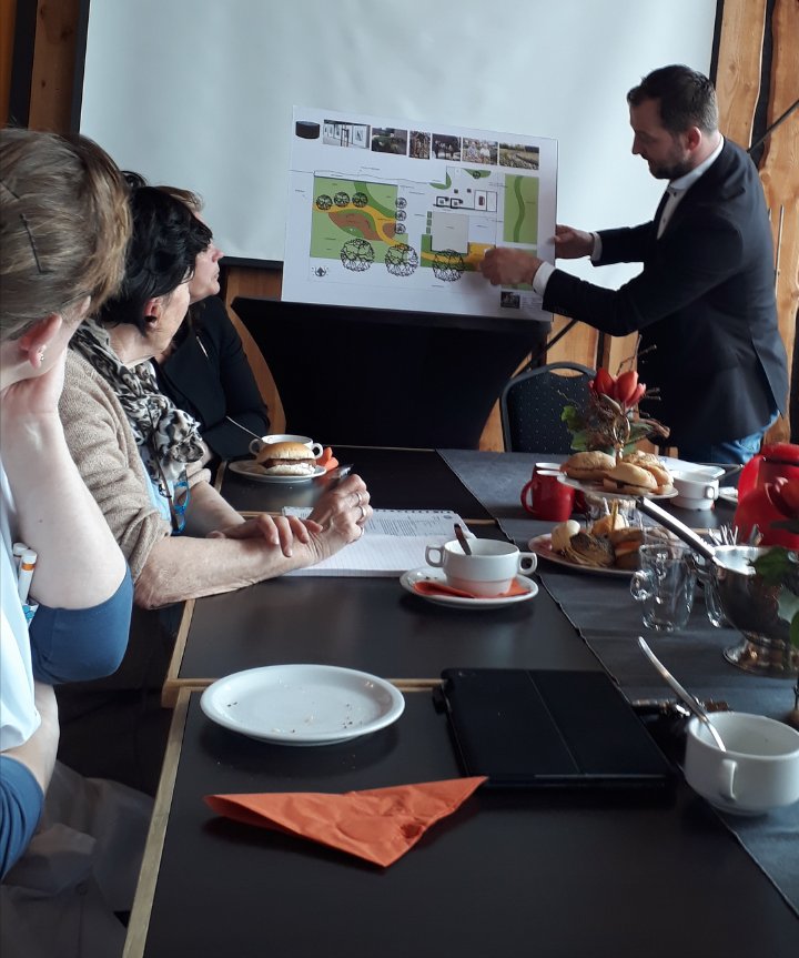 Werken aan mooi en vitaal Westerhaar. Uitleg ontwerp door <a href="/BuitenZin/">Stichting Zinderen</a> van Beweeg en Beleeftuin bij @Klaampe #Twenterand