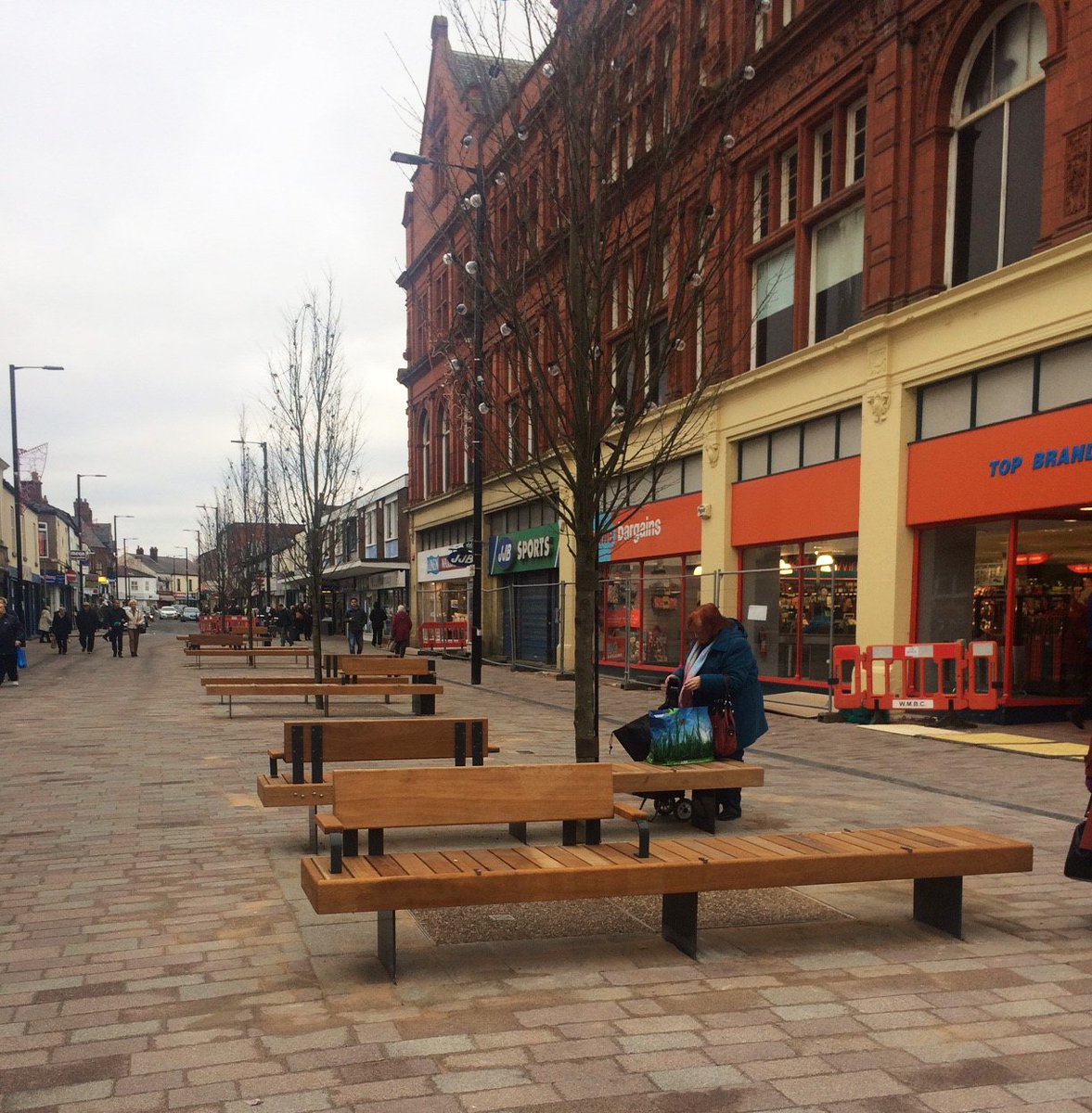 Another fantastic project to be involved in! We manufactured 14 bespoke outdoor seats for the Bradshawgate #Regeneration ow.ly/3tXj30hjyuJ @reformlandscape #Leigh #Wigan