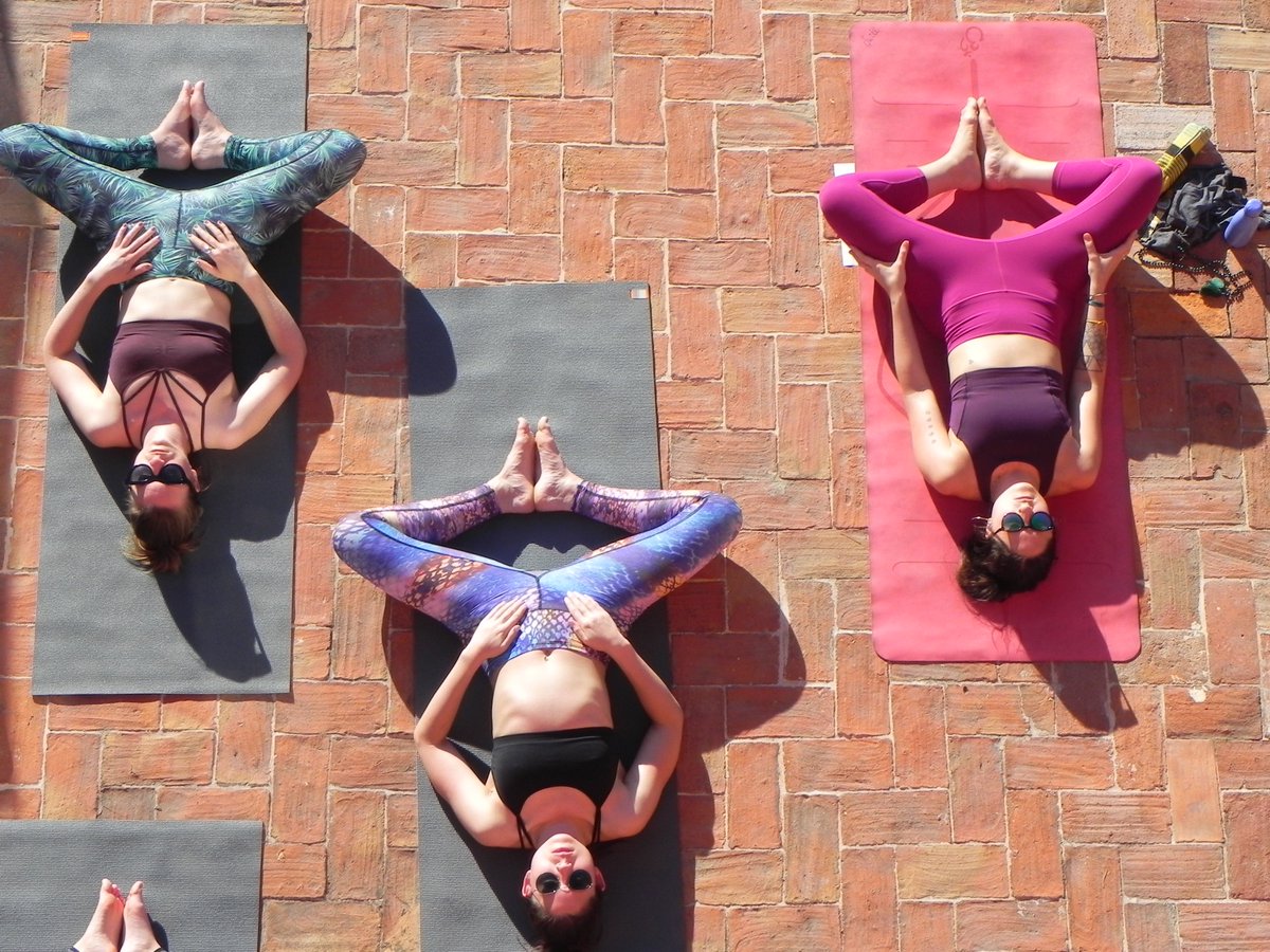 🌞 SUNSHINE YOGA 🌞
On a rooftop, in the park, on retreat…yoga with the sun on your face, super lush! 👌🏽