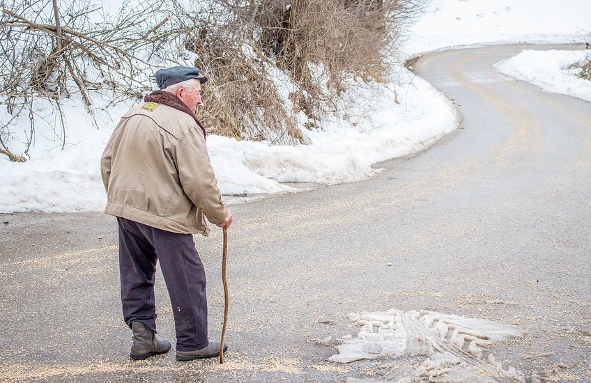 laprovence's tweet photo. Deux amis se retrouvent en maison de retraite, ils ne s'étaient pas vus depuis le Débarquement ! ❤https://t.co/xL9pMg3OPV #insolite https://t.co/HJupqKJJRE
