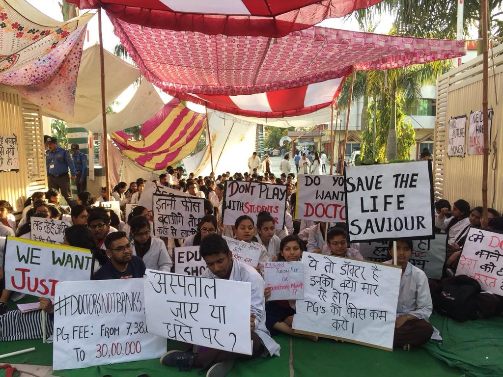 SakshiNautiyal7's tweet photo. High time ...
Corruption at its height 
Save the saviour
Sgrrmedicalcollege dehradun needs your help 
Save us form fee hike
#doctorsnotbanks @sudhirchaudhary  @RealArnabG @PMOIndia @ravishndtv @JPNadda @RajatSharmaLive https://t.co/RLEmPC1bns