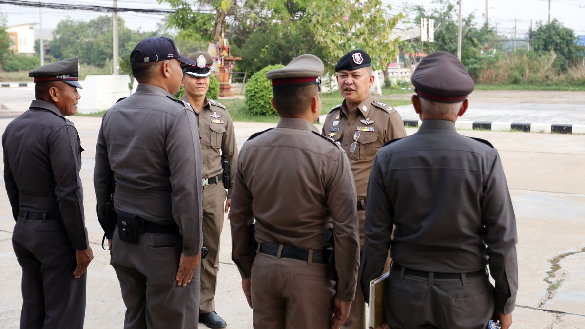 LueamnatPolice's tweet photo. วันที่ ๒๙ มี.ค. ๖๑ เวลา ๑๖.๕๐ น. พล.ต.ต.ถวาย บูรณรักษ์ ผบก.ภ.จว.อำนาจเจริญ ตรวจเยี่ยม สภ.ลืออำนาจ โดยมี พ.ต.อ.ชัชนันต์ พรบุตร ผกก.สภ.ลืออำนาจ ให้การต้อนรับ ได้มอบนโยบายและติดตามการขับเคลื่อนงานตามนโยบาย การยกระดับการให้บริการประชาชน การป้องกันปราบปรามอบายมุข ไม้พะยุง 
@ancpolice https://t.co/joTKgIRUui