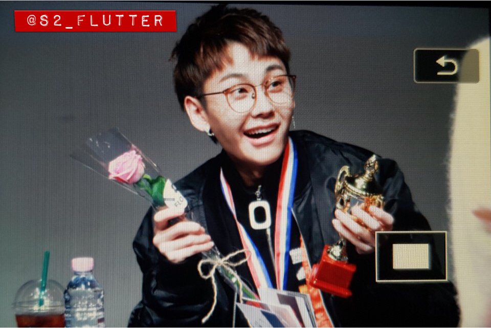 S2_FLUTTER's tweet photo. 180329 신촌 팬사인회 #정일훈 @BTOB_ILL https://t.co/R0tMEYrMrO
