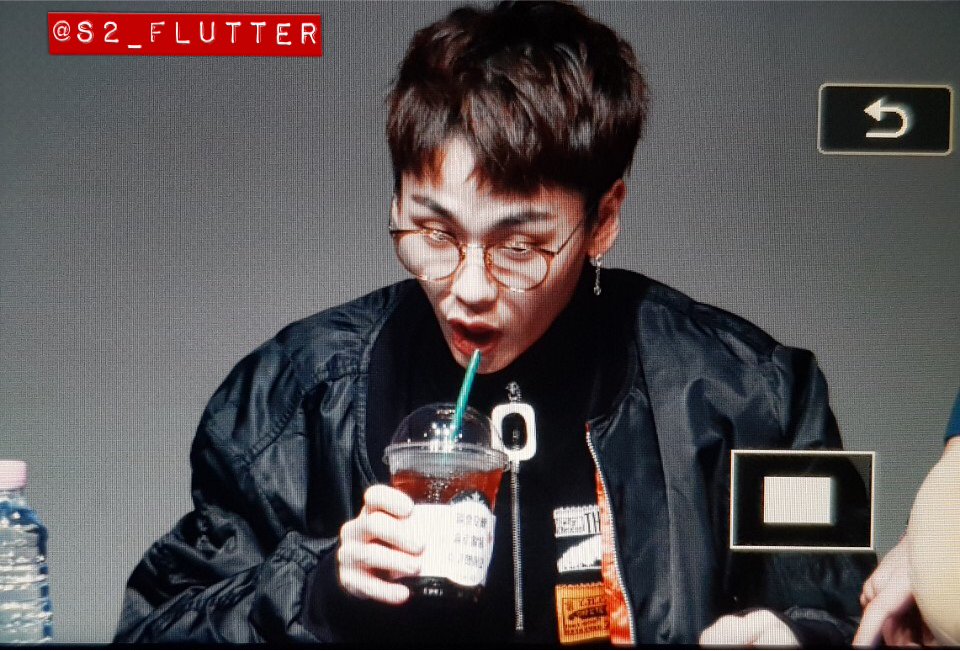 S2_FLUTTER's tweet photo. 180329 신촌 팬사인회 #정일훈 @BTOB_ILL https://t.co/R0tMEYrMrO