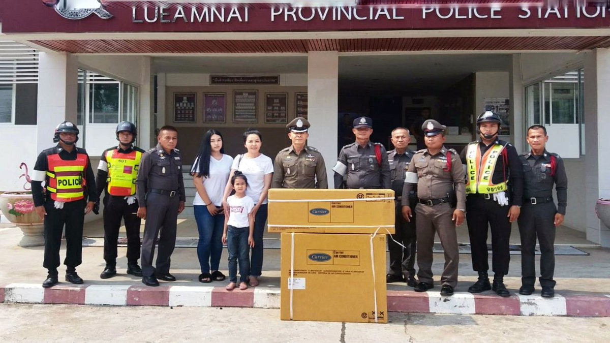 LueamnatPolice's tweet photo. วันที่ ๒๙ มี.ค. ๖๑ คุณสุขสมรวย วันทนียกุล มอบเครื่องปรั��อากาศ ให้แก่งานจราจรเพื่อติดตั้งในห้องทำงาน ทดแทนเครื่องเดิมที่มีอายุการใช้งานมากแล้ว ขอขอบพระคุณมา ณ โอกาสนี้ด้วยครับ 
@ancpolice https://t.co/QhgshTlqyR
