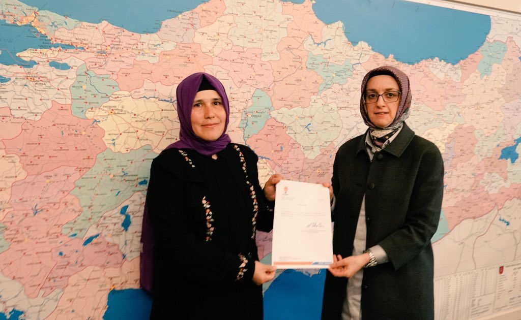 AKKADINGM's tweet photo. Teşkilatlarımız güçleniyor, Kadın Kolları 2019’a hazırlanıyor. Atamaları yapılan Aydın Germencik ve Karpuzlu İlçe Kadın Kolları Başkanlarına mazbatalarını Başkanımız @selvacam verdi. Hayırlı olsun. https://t.co/YCsCJHY967