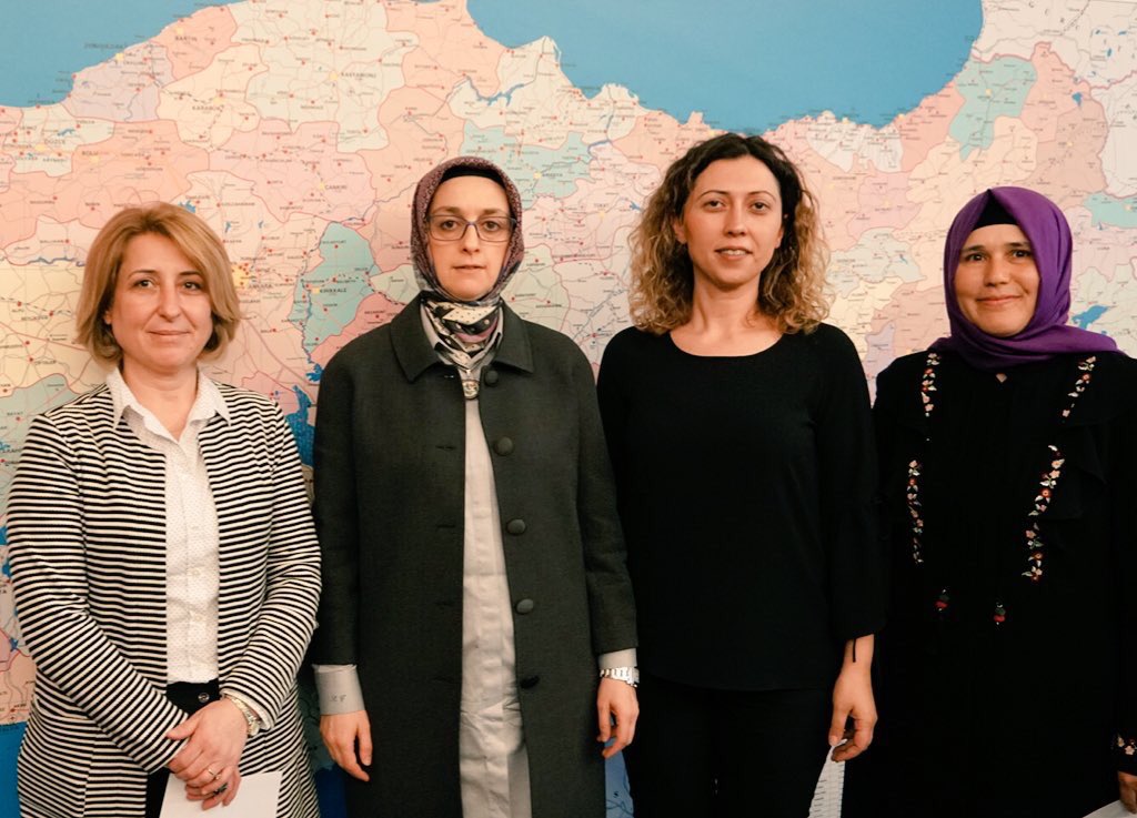 AKKADINGM's tweet photo. Teşkilatlarımız güçleniyor, Kadın Kolları 2019’a hazırlanıyor. Atamaları yapılan Aydın Germencik ve Karpuzlu İlçe Kadın Kolları Başkanlarına mazbatalarını Başkanımız @selvacam verdi. Hayırlı olsun. https://t.co/YCsCJHY967