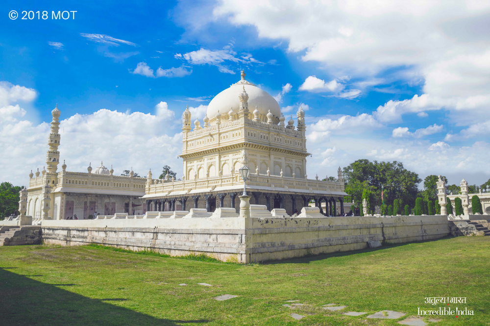 incredibleindia's tweet photo. The Gumbaz at Srirangapatna, Karnataka, is a mausoleum that contains the graves of Tipu Sultan, his father Hyder Ali and his mother Fakr-Un-Nisa. #IncredibleIndia @alphonstourism @KarnatakaWorld https://t.co/cUDvlQwy8z