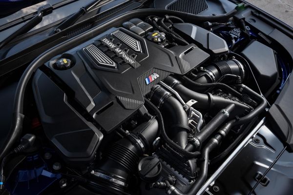 Какой мотор в м5. Какой мотор в м5. Бмв м5 е60 мотор v10. Bmw m5 f90 engine. Двигатель бмв м5 f90.