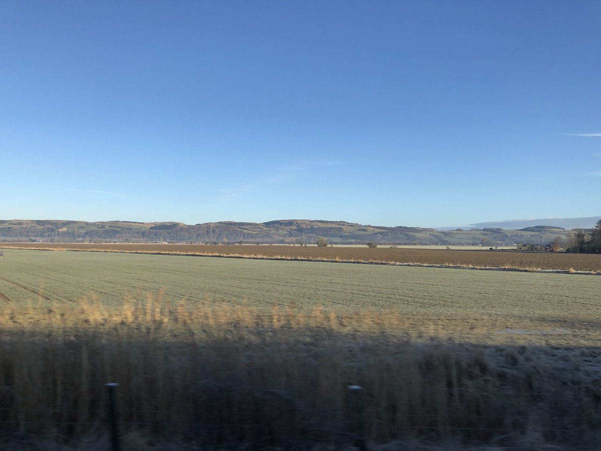 lookwhatjendid's tweet photo. A beautiful view for the last day of term commute on the train to #ForthBridgesProject @HESEngineShed @GSofASimVis 😊 #blueskies https://t.co/nzcdjfCSlS