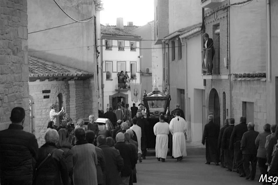 Bella fotografía en blanco y negro de la procesión del Traslado del Sepulcro celebrada ayer noche en Calanda, obra de Mon Tse SG. #SemanaSantaCalanda