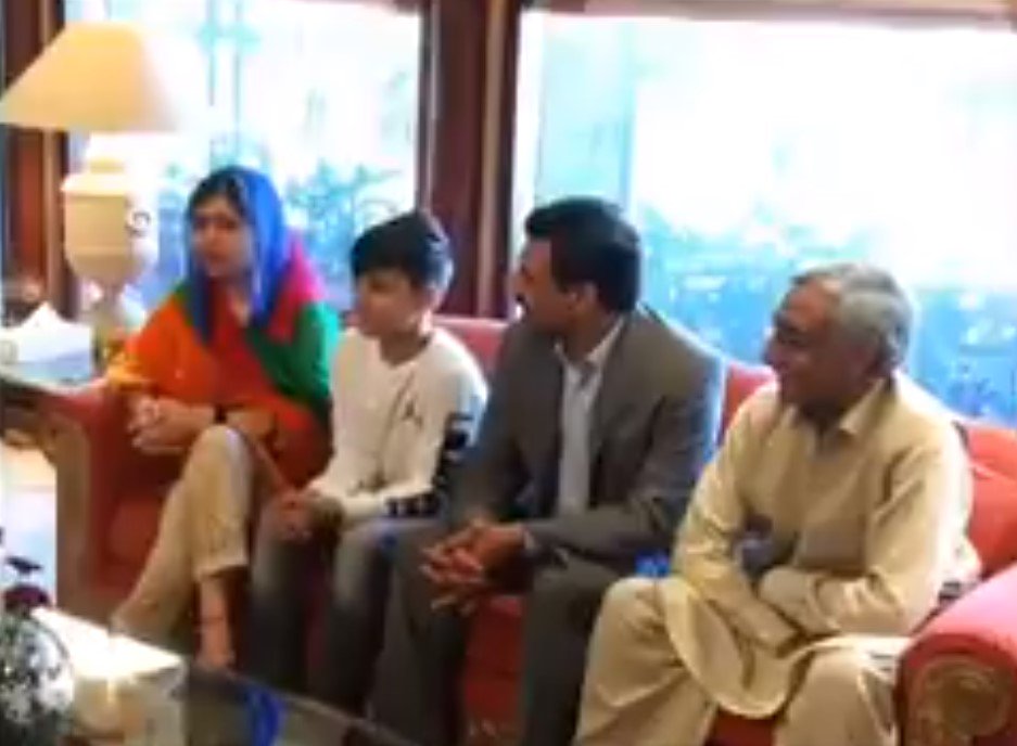Waqtnewstv's tweet photo. ملالہ یوسف زئی کی وزیراعظم شاہد خاقان عباسی سے ملاقات،
#Waqtnews #MalalaYousafzai #BackToHomeLand @Malala @pid_gov #ShahidKhaqanAbbasi https://t.co/4remGJqdsq