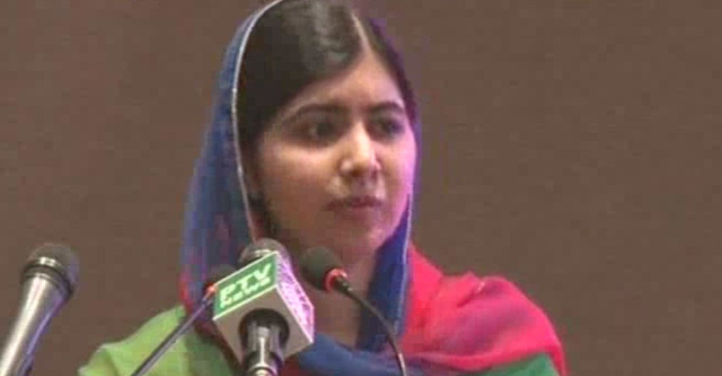 Waqtnewstv's tweet photo. پانچ سال سے یہ ہی خواب دیکھا کہ پاکستان واپس جاؤں،ملالہ یوسف زئی
ہمیں بچوں کی تعلیم میں سرمایہ کاری کرنی چاہیے،ملالہ یوسف زئی
#Waqtnews #MalalaYousafzai #BackToHomeLand @Malala @pid_gov #ShahidKhaqanAbbasi https://t.co/KP5KGcMbR1