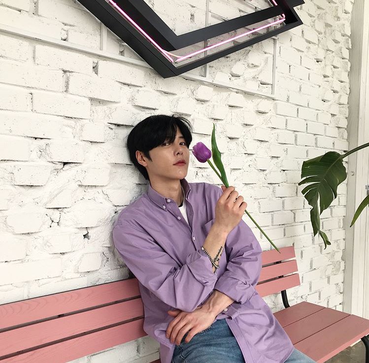 __rihyeon's tweet photo. 'เชิ้ตสีม่วงกับดอกไม้สีม่วง' จ่ะๆๆๆๆๆๆ ใจร้องม่วงตามเลยค่ะ 💜💜💜💜💜💜 #sanggil #gosanggil https://t.co/OQlBR6fBnk
