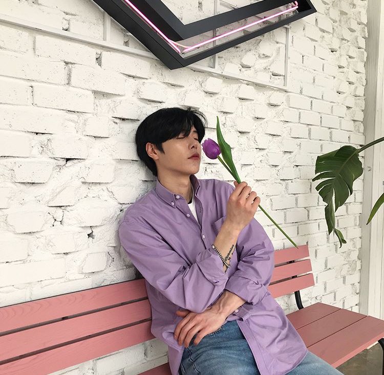 __rihyeon's tweet photo. 'เชิ้ตสีม่วงกับดอกไม้สีม่วง' จ่ะๆๆๆๆๆๆ ใจร้องม่วงตามเลยค่ะ 💜💜💜💜💜💜 #sanggil #gosanggil https://t.co/OQlBR6fBnk