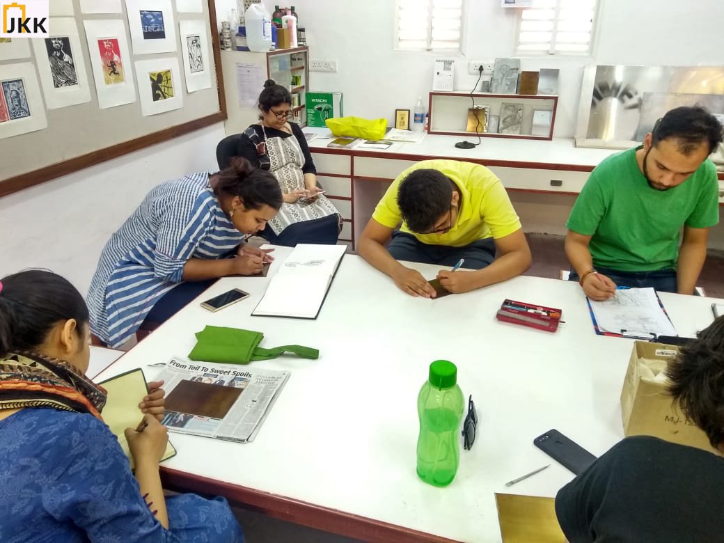 JKK_Jaipur's tweet photo. Graphic arts studios of #JKK is teaching non-toxic techniques of #printmaking. The #workshop on #etching is conducted by Ms. Kavita Shah of @ChhaapTweets.
#JawaharKalaKendra #ChhaapFoundation #GraphicArtStudio #techique #art #artist #artwork #arte #print #engraving https://t.co/y2i2TpmJXU