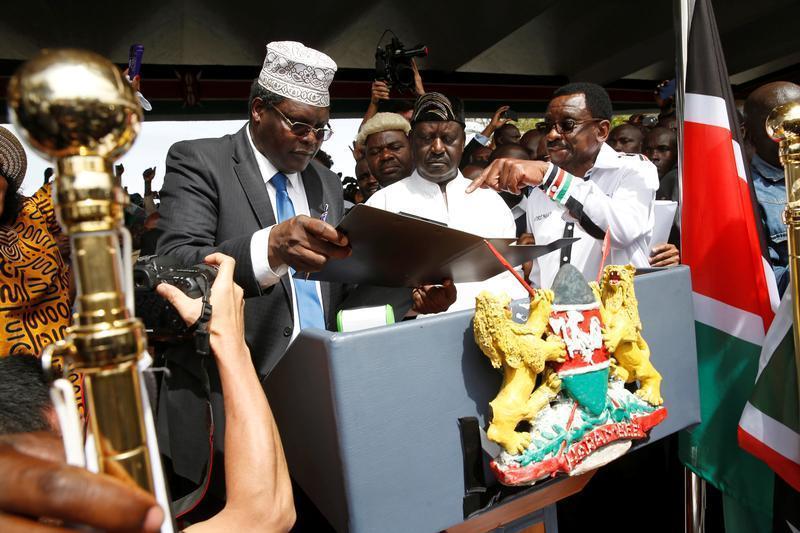 hrw's tweet photo. Under the 2010 constitution, #Kenya cannot revoke the citizenship of anyone who acquired citizenship at birth. 
https://t.co/RHI5kbAJY4
#MigunaMiguna https://t.co/z3L8qz8Rb4