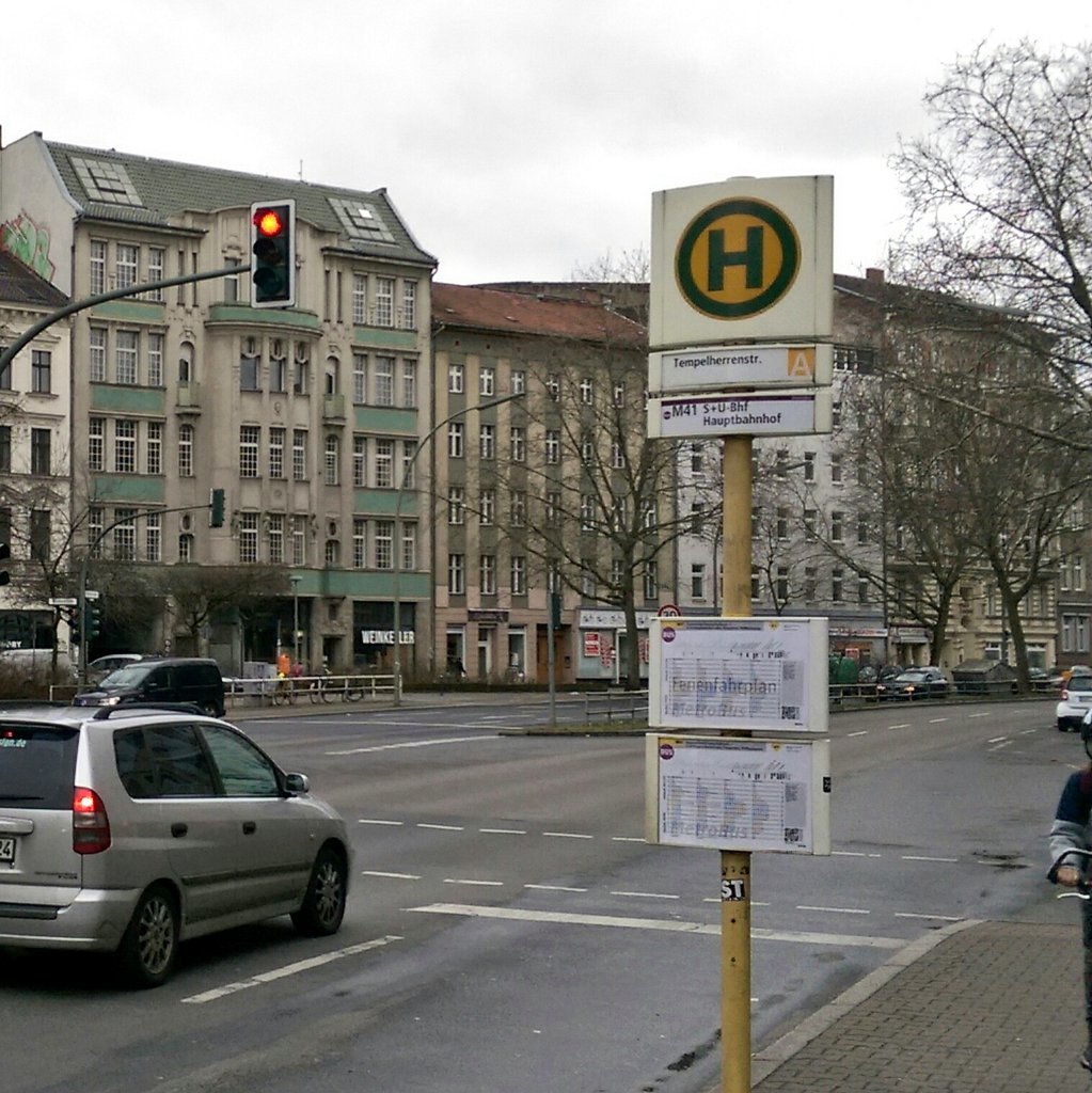 GiovanniGufo's tweet image. Jetzt warte ich schon eine halbe Stunde auf @BVG_Bus #M41 und fange an, von #Frankfurt zu träumen. Das könnt ihr doch nicht ernsthaft wollen, @BVG_Kampagne ?? #busfail