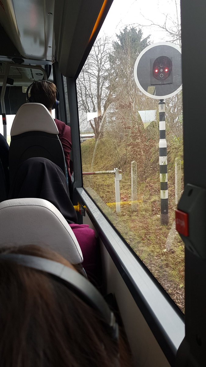 Daar sta je dan in #Usselo #Arriva de slagboom wil niet omhoog
