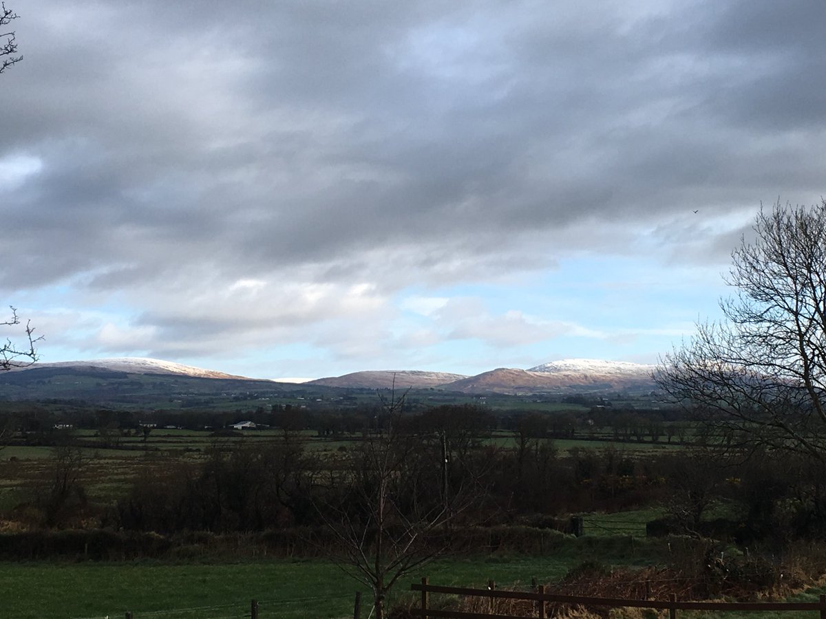 SouthernStarIRL's tweet photo. A lovely sprinkling of snow on the hills over #Drimoleague this morning #westcorklife #westcork #cooleaster #babybeastforEaster https://t.co/InlFFqJFzw