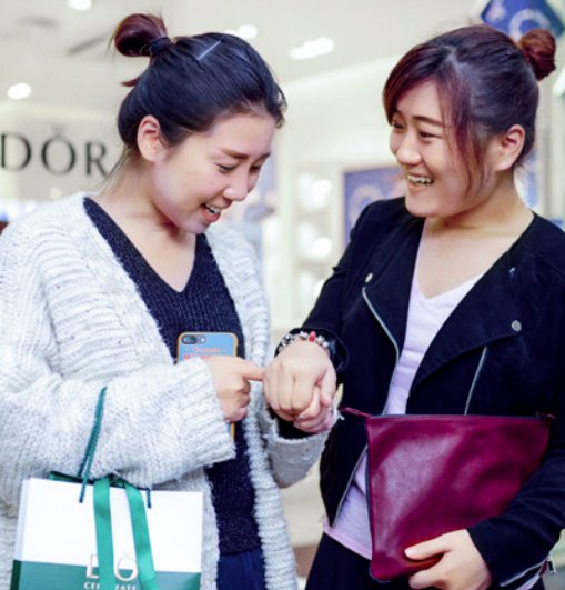 fashionbi_com's tweet photo. Pandora participated in #ChinaSingleDay for the first time in 2017, generating DKK 10M revenue in the first 7 minutes and became the No.1 brand in the jewelry&accessories category. #China #FashionBusiness #Pandora https://t.co/zVI5PphFU2 https://t.co/baPtqykhPA