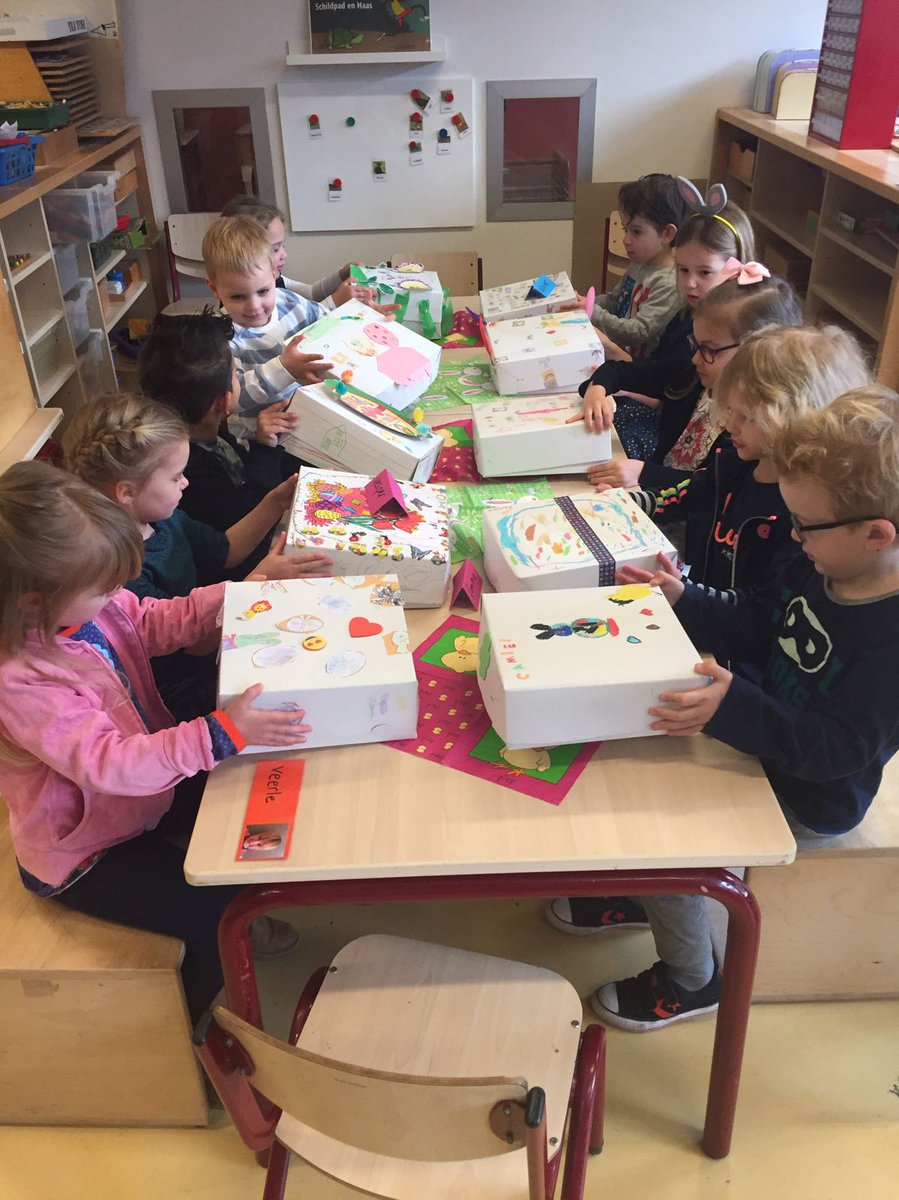 staugustinus12B's tweet photo. Samen op school ontbijten is gezellig! En wat dagen de dozen er prachtig uit. #paasontbijt 🐰🌸🐣 https://t.co/UayfTJiQ1Z