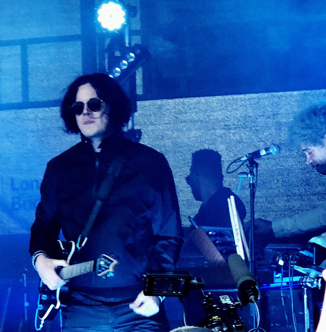 rabh's tweet image. Brilliant evening yesterday, seeing Jack White perform for free at an impromptu gig in the back yard of the historic George Inn pub in Borough, London. Not every day I can do that on the walk home!
#JackWhite #se1