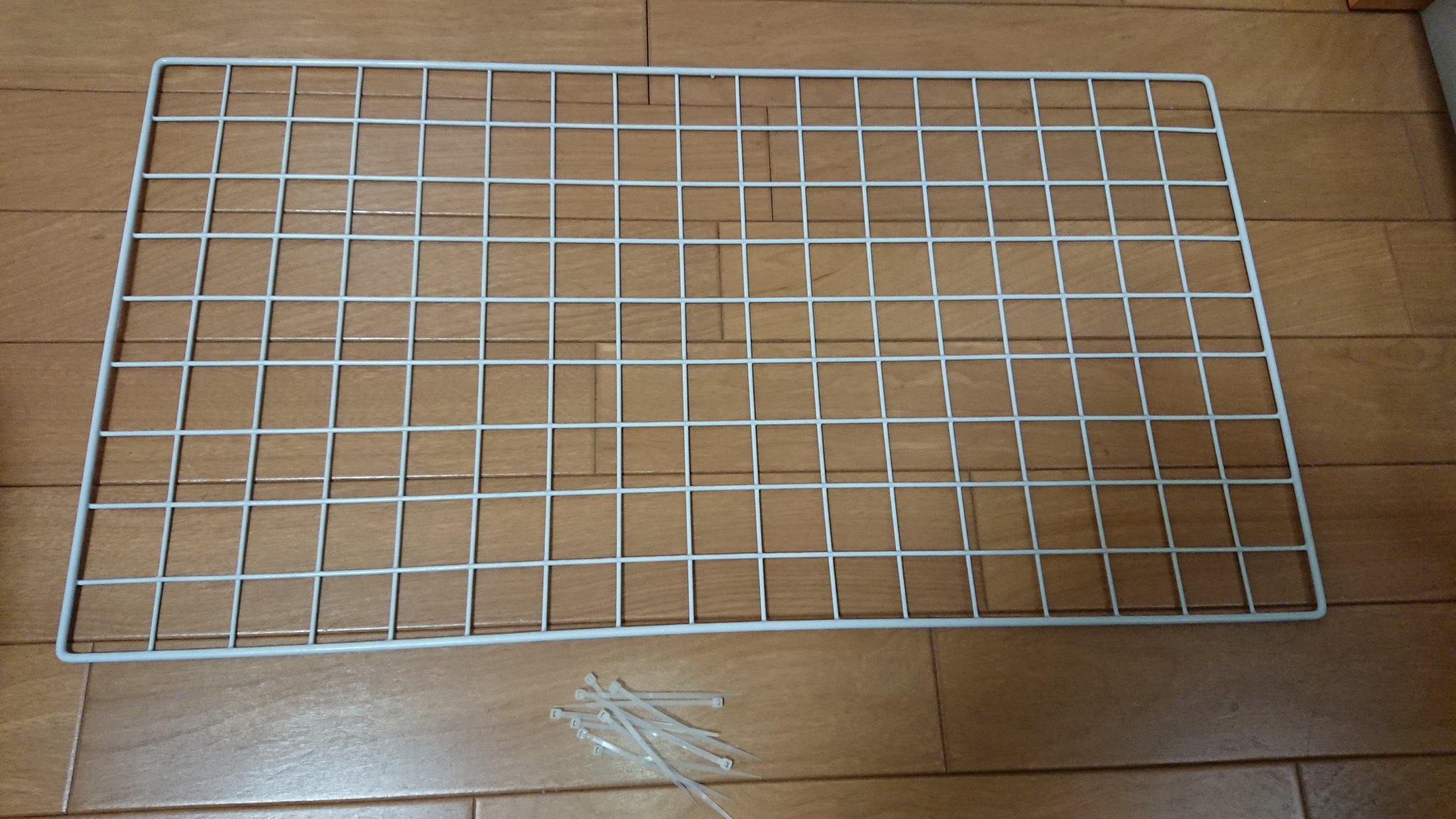 Angelo 007 ここ２年くらいトイレ問題解決した ３年くらい試行錯誤だったなぁとしみじみ 市販のはダメで100均ので手作りトイレ これにしてから外にはみでないからフローリング掃除しないで楽になったゲージがトイレになっちゃった 犬のトイレ 手作り