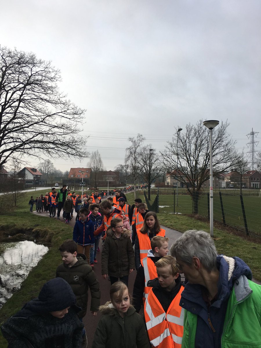 Samen, met @PGEnschede <a href="/CBSDrakensteyn/">CBSDrakensteyn</a> 250 lln op weg naar Pasen! Een van mijn laatste ‘kunstjes’ hier. #trots