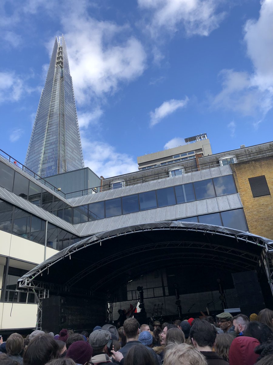 rabh's tweet image. Brilliant evening yesterday, seeing Jack White perform for free at an impromptu gig in the back yard of the historic George Inn pub in Borough, London. Not every day I can do that on the walk home!
#JackWhite #se1
